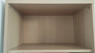 Estantería de madera marrón