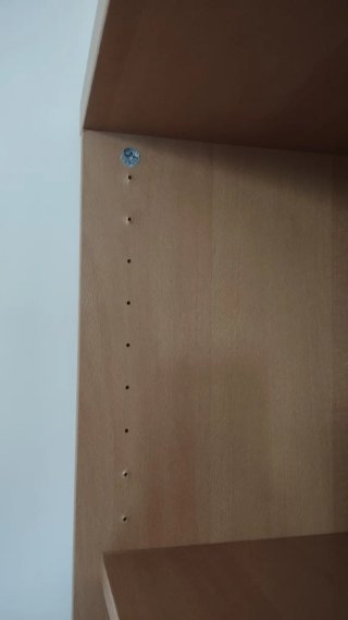 Estantería de madera marrón