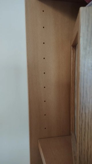 Estantería de madera marrón