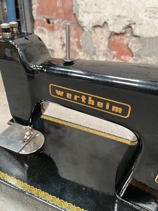 Máquina de coser Wertheim antigua