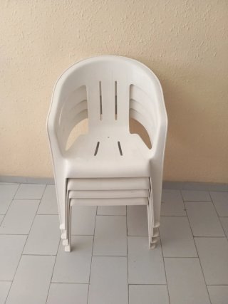4 Sillas de Plástico Blancas