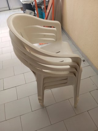4 Sillas de Plástico Blancas