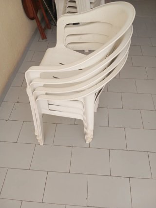 4 Sillas de Plástico Blancas