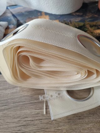 Cinta para cortinas beige con ojales
