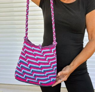 Bolso tejido bandolera rosa y azul