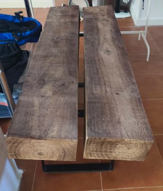 Mesa rústica madera y metal.