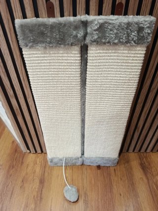 Rascador para gatos con juguete