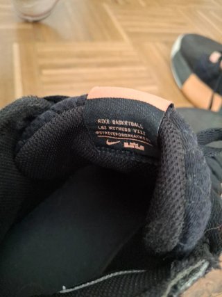 Zapatillas Nike Lebron witness 8  negro y apricot.
