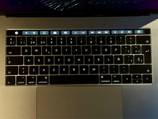 MacBook Pro 15” Touch Bar 2017 — i7 / 16 GB / 256