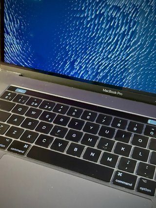 MacBook Pro 15” Touch Bar 2017 — i7 / 16 GB / 256