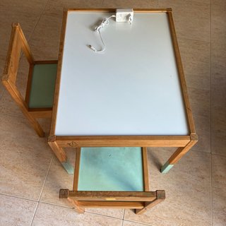 Mesa infantil adaptada como mesa de luz