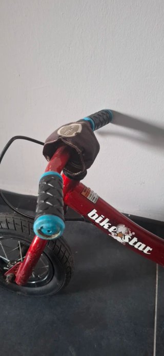 Bicicleta de equilibrio roja para niños