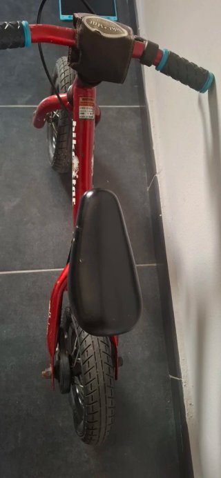 Bicicleta de equilibrio roja para niños