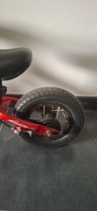 Bicicleta de equilibrio roja para niños