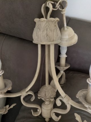 Lámpara colgante beige y blanca