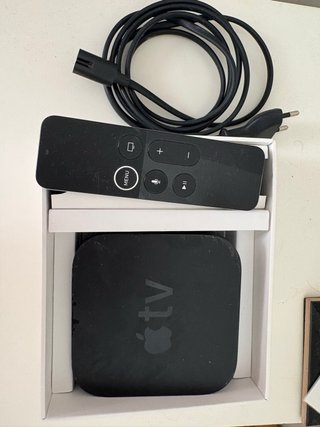 Apple TV con mando y cable de corriente