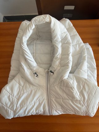 Cazadora acolchada Bershka blanca