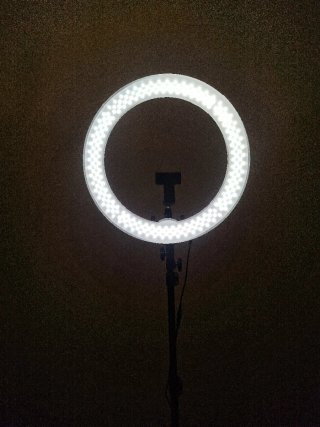 Aro de Luz Neewer con trípode en perfecto estado.