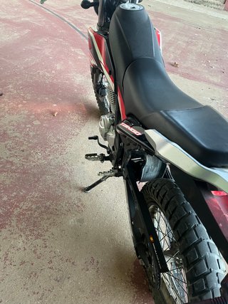 Moto Rueju tango 125  Enduro Negra y Roja