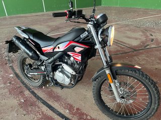 Moto Rueju tango 125  Enduro Negra y Roja