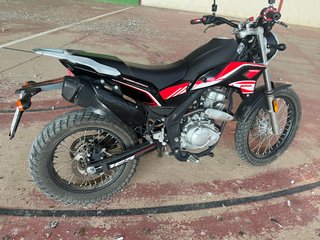 Moto Rueju tango 125  Enduro Negra y Roja