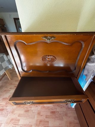 Armario de madera marrón con 4 cajones