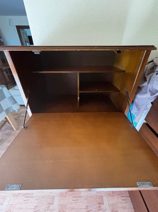 Armario de madera marrón con 4 cajones