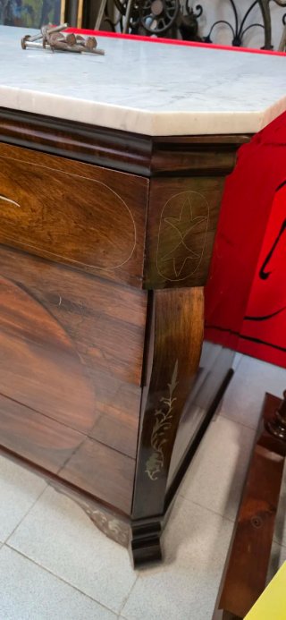 Cómoda de madera con tapa de mármol