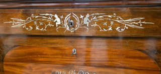 Cómoda de madera con tapa de mármol