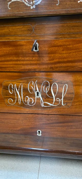 Cómoda de madera con tapa de mármol
