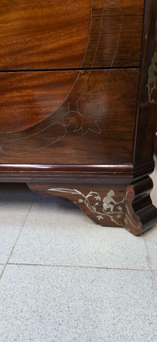 Cómoda de madera con tapa de mármol