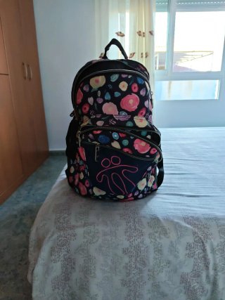 Mochila floral con logo
