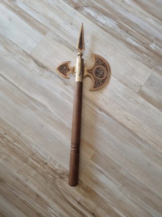 Hacha medieval decorativa