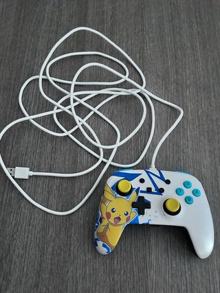 Mando Pikachu USB Blanco para switch.