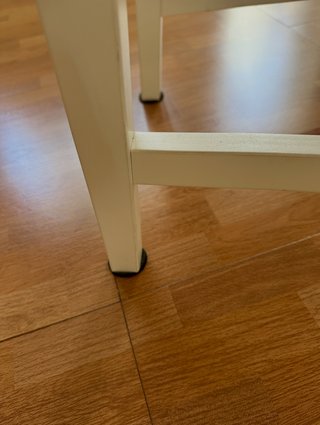 Mesa y 4 sillas blancas