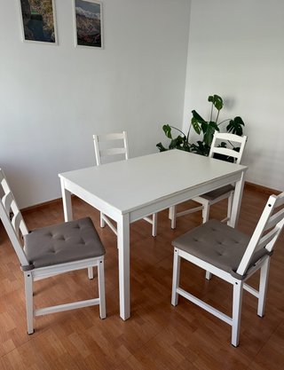 Mesa y 4 sillas blancas