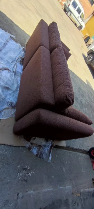 Sofá cama marrón tapizado de borreguito.