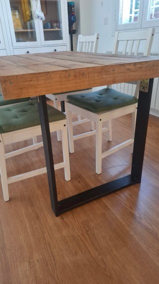 Cuatro sillas de comedor blancas con cojín
