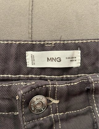 Pantalón ancho gris con pespuntes