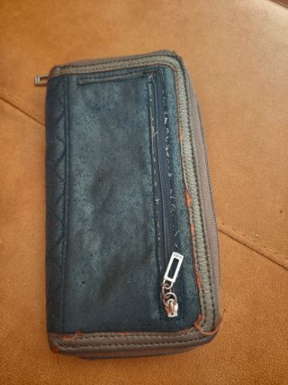 Cartera Guess acolchada con corazón