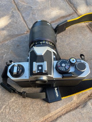Cámara Nikon FM2 con objetivo 35-105 mm como nueva