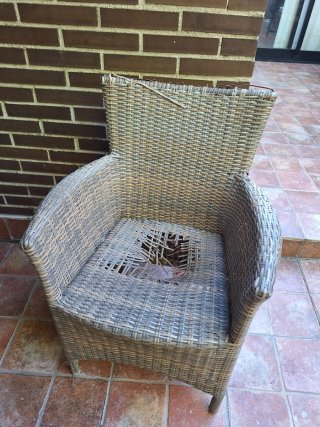 REGALO PARA RESTAURAR. Silla de mimbre plástico.