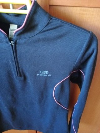 Camiseta montaña Kalenji negra y rosa