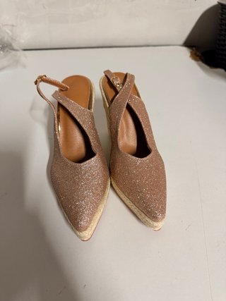 Sandalias doradas elegantes para mujer