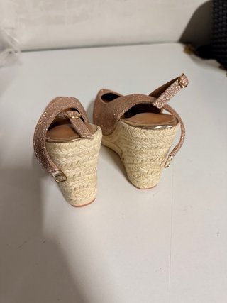 Sandalias doradas elegantes para mujer