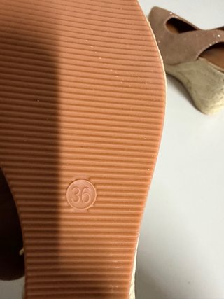 Sandalias doradas elegantes para mujer