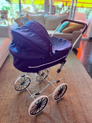 Elegante carrito de bebé de juguete