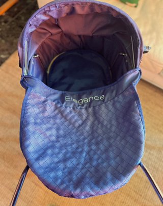 Elegante carrito de bebé de juguete