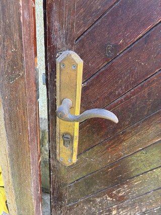 Puerta antigua madera redonda con marco