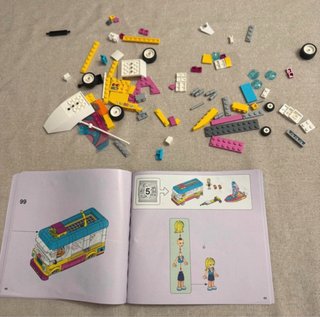 Lego Friends 41681 Camper Van nel bosco con barca